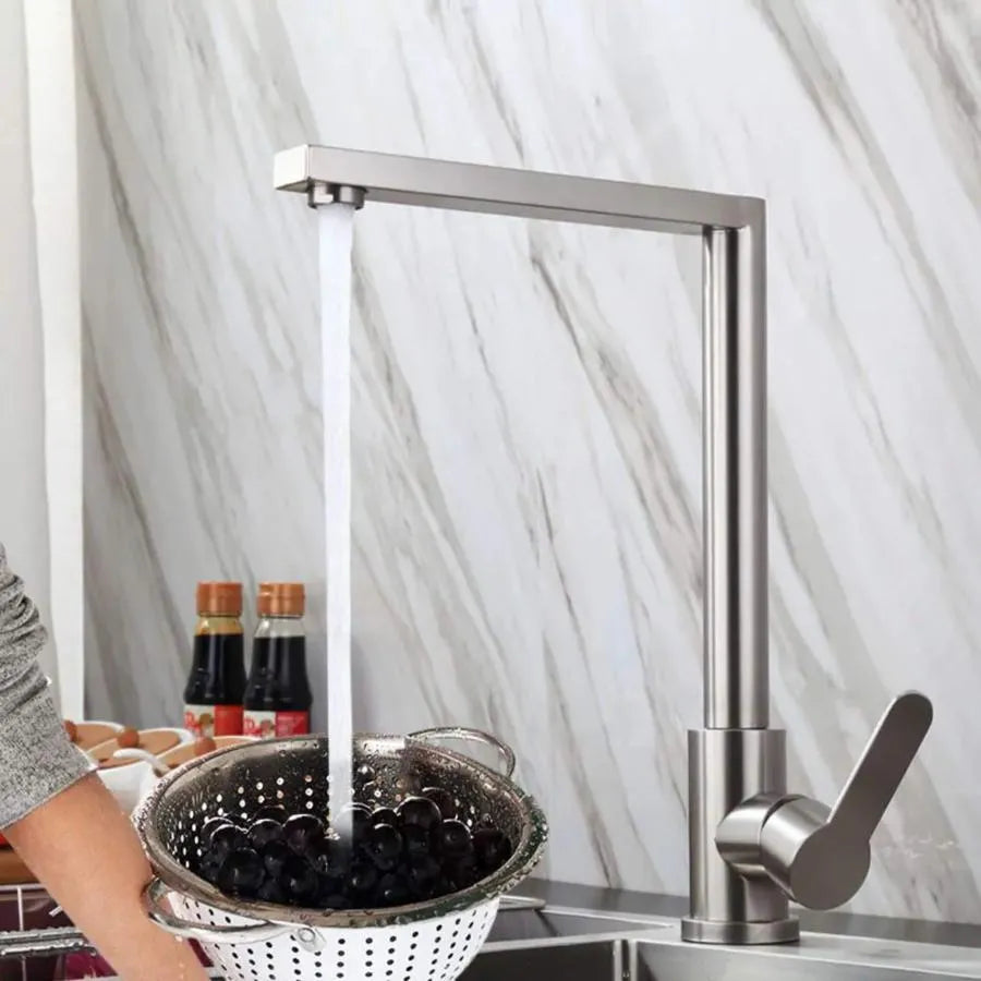 Srebrny stalowy kran kuchenny