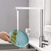 Srebrny stalowy kran kuchenny