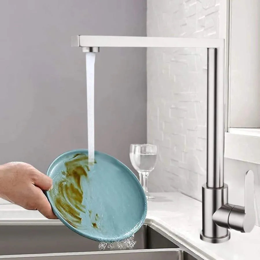 Srebrny stalowy kran kuchenny