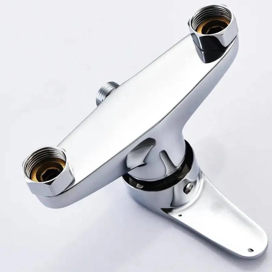 Chromowana bateria prysznicowa montowana na ścianie