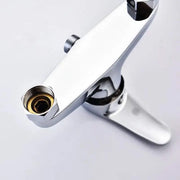 Chromowana bateria prysznicowa montowana na ścianie