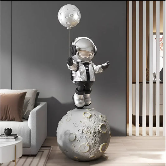 Lampa podłogowa LED Astronaut w kolorze srebrnej żywicy