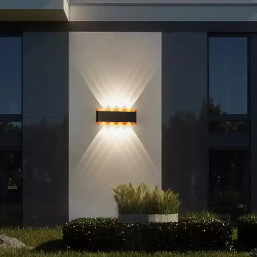 Elliot 8W Zewnętrzna lampa ścienna LED Złota Czarna