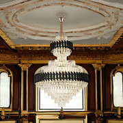 Żyrandol kryształowy Versailles Supremo Reale E14, 80 cm x 110 cm, błyszczące złoto i czerń, regulowana wysokość 