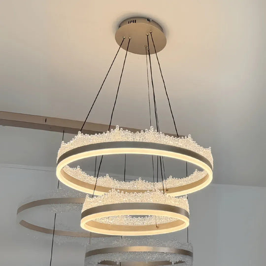 Zawieszany żyrandol LED z pilotem NIVALIS 126W, koła 40x60cm, światło zimne/ciepłe/neutralne, możliwość przyciemniania, regulacja wysokości, złote nowoczesne żyrandole Tytuł domyślny Alessandro Design