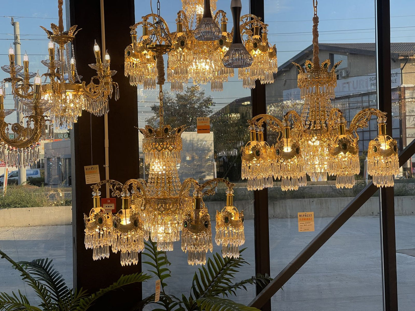 Kryształowe żyrandole w salonie Alessandro Design w Afumați
