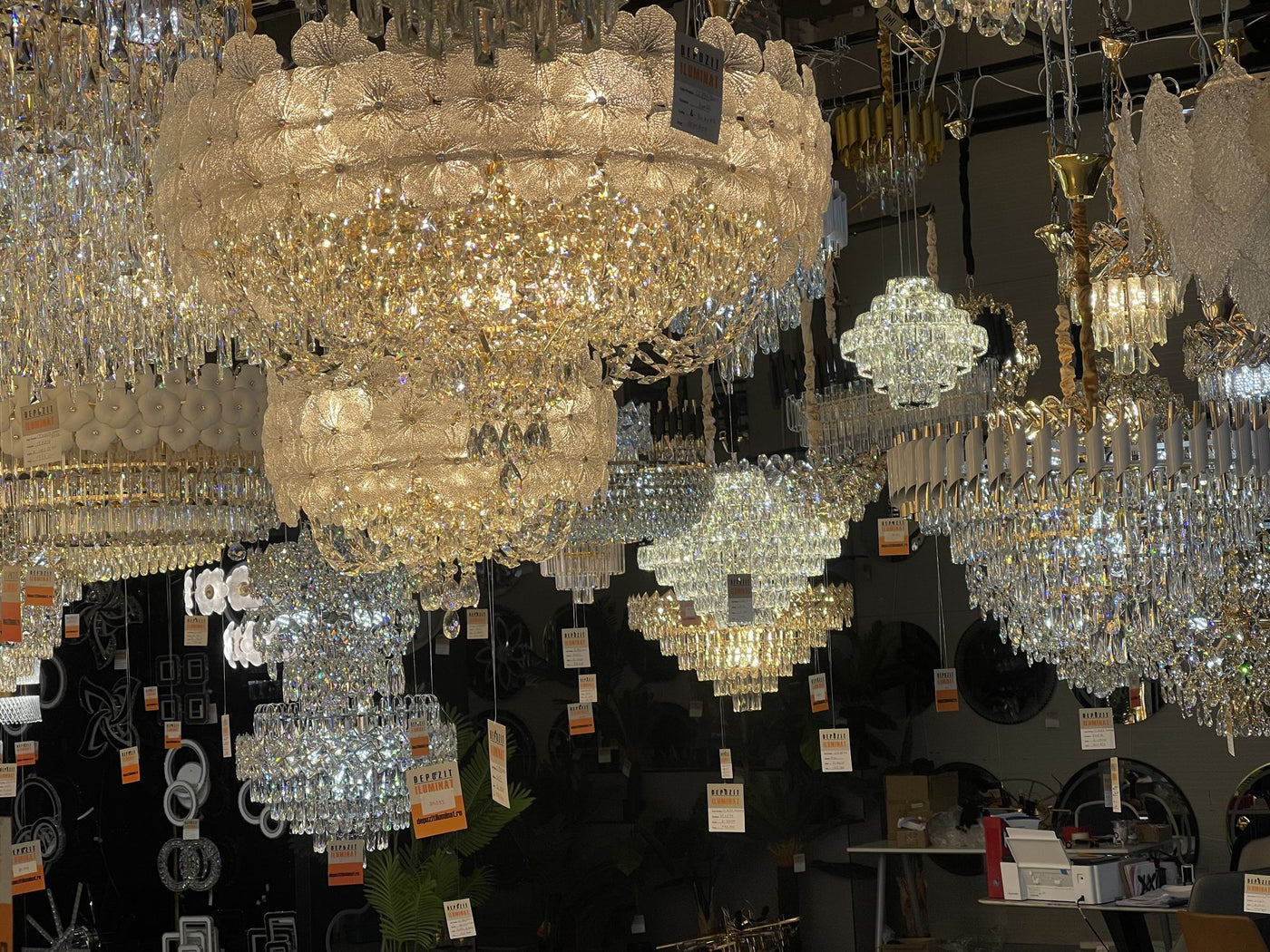Kryształowe żyrandole w salonie Alessandro Design w Afumați