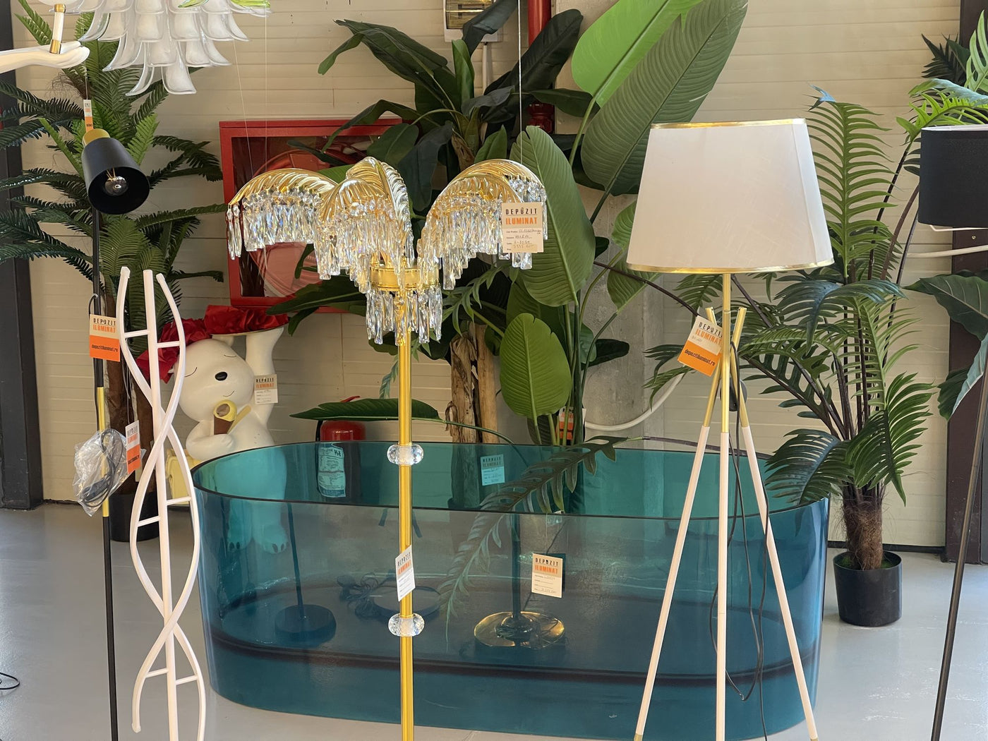 Lustra LED i wyposażenie łazienek w salonie Alessandro Design w Afumați